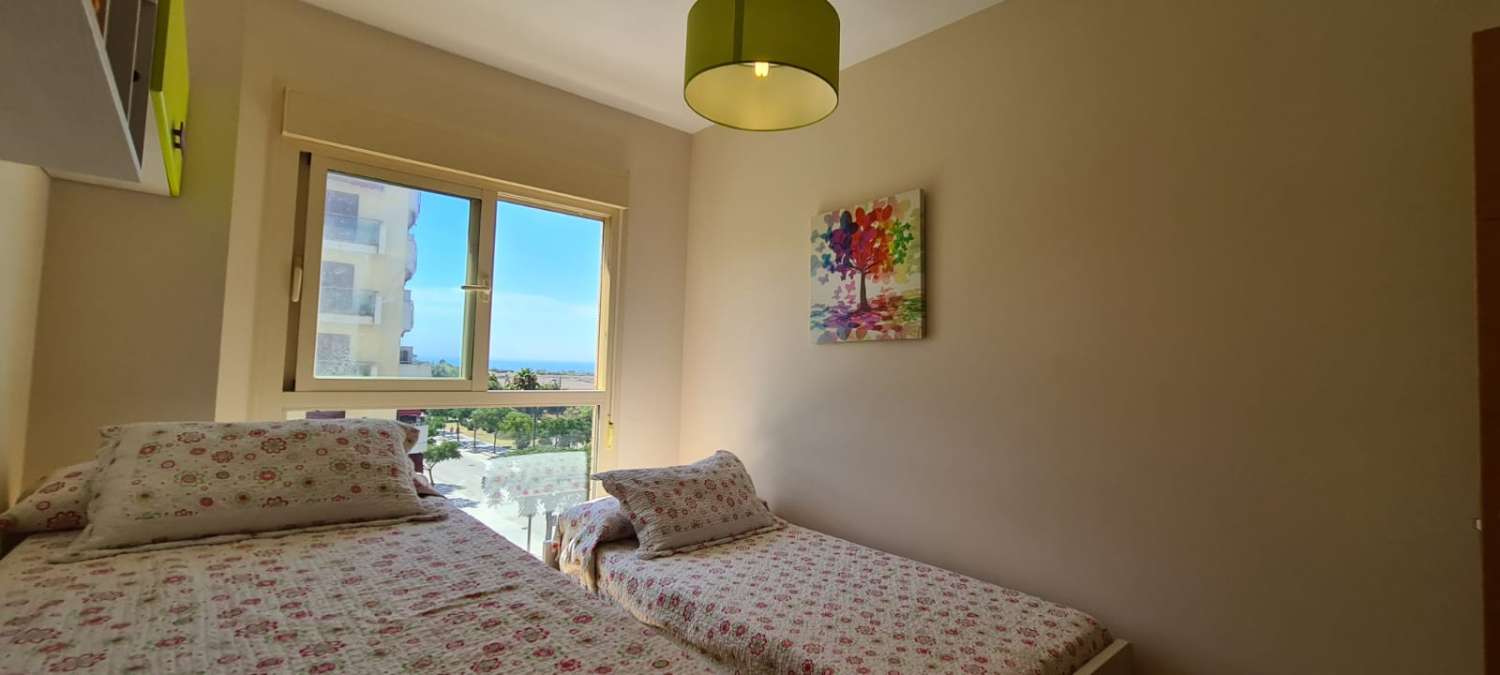 Apartamento tres dormitorios, en residencial con piscina. Muy buenas vistas. Disponible para invierno