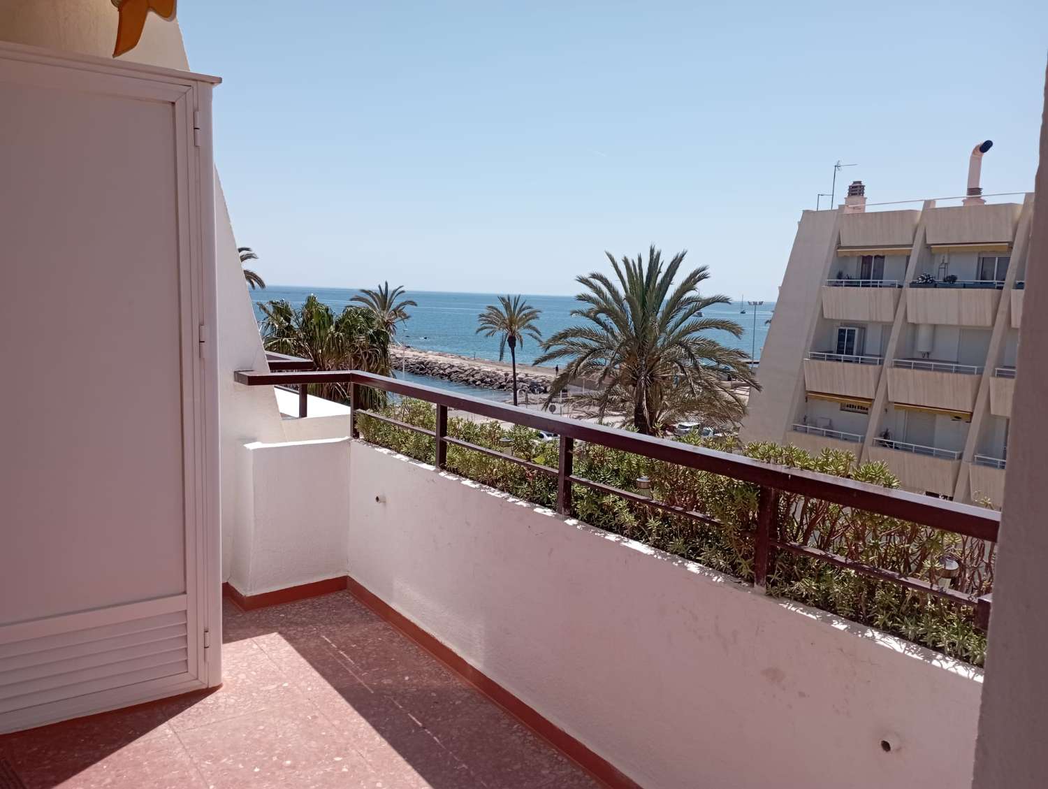 Beachfront apartment, with sea view, terrace and barbecue, for winter season