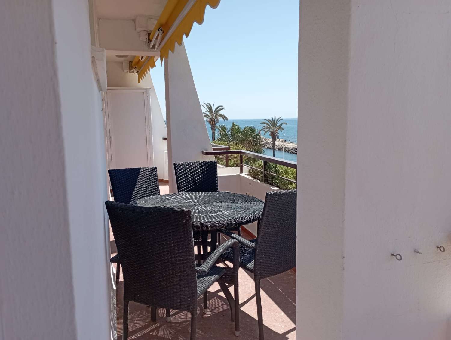 Apartamento primera línea de playa, con vista al Mar, terraza y barbacoa, para temporada de invierno