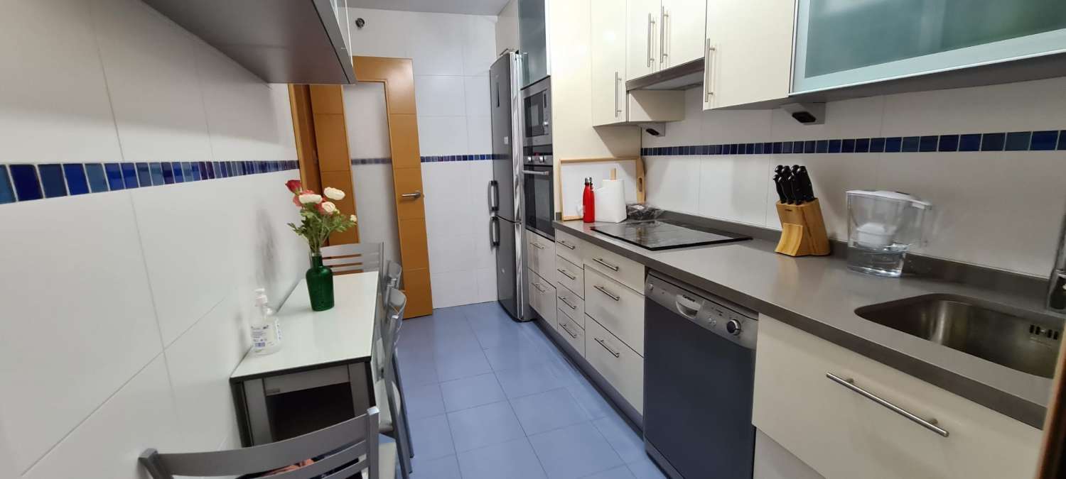 Apartamento tres dormitorios, en residencial con piscina. Muy buenas vistas. Disponible para invierno