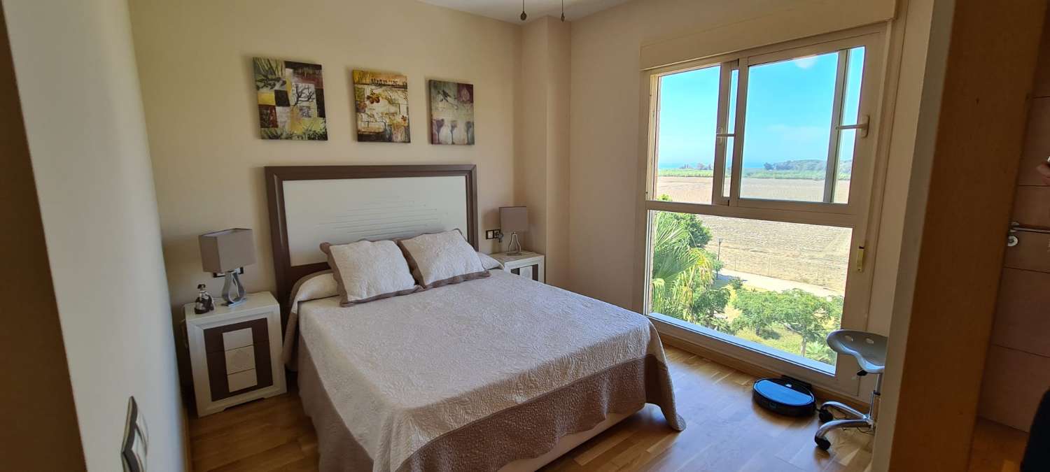 Apartamento tres dormitorios, en residencial con piscina. Muy buenas vistas. Disponible para invierno