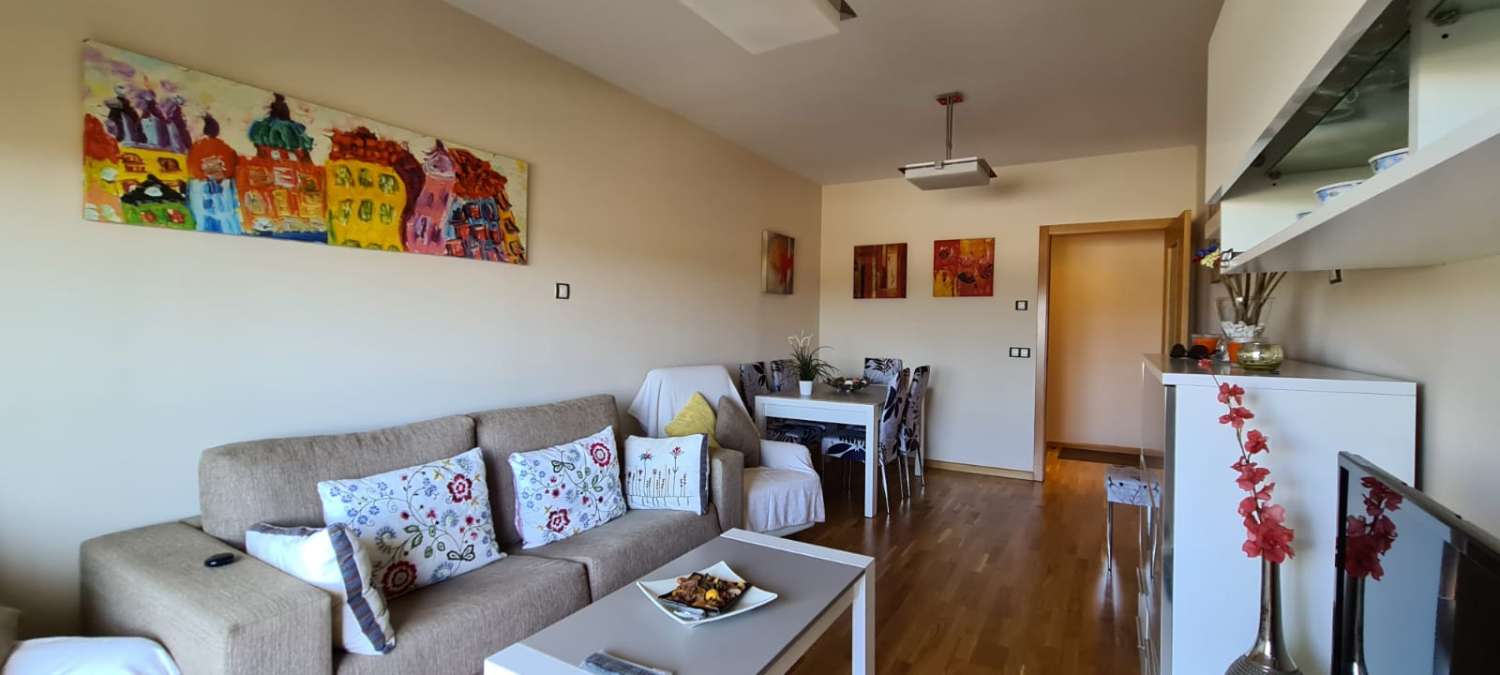 Apartamento tres dormitorios, en residencial con piscina. Muy buenas vistas. Disponible para invierno