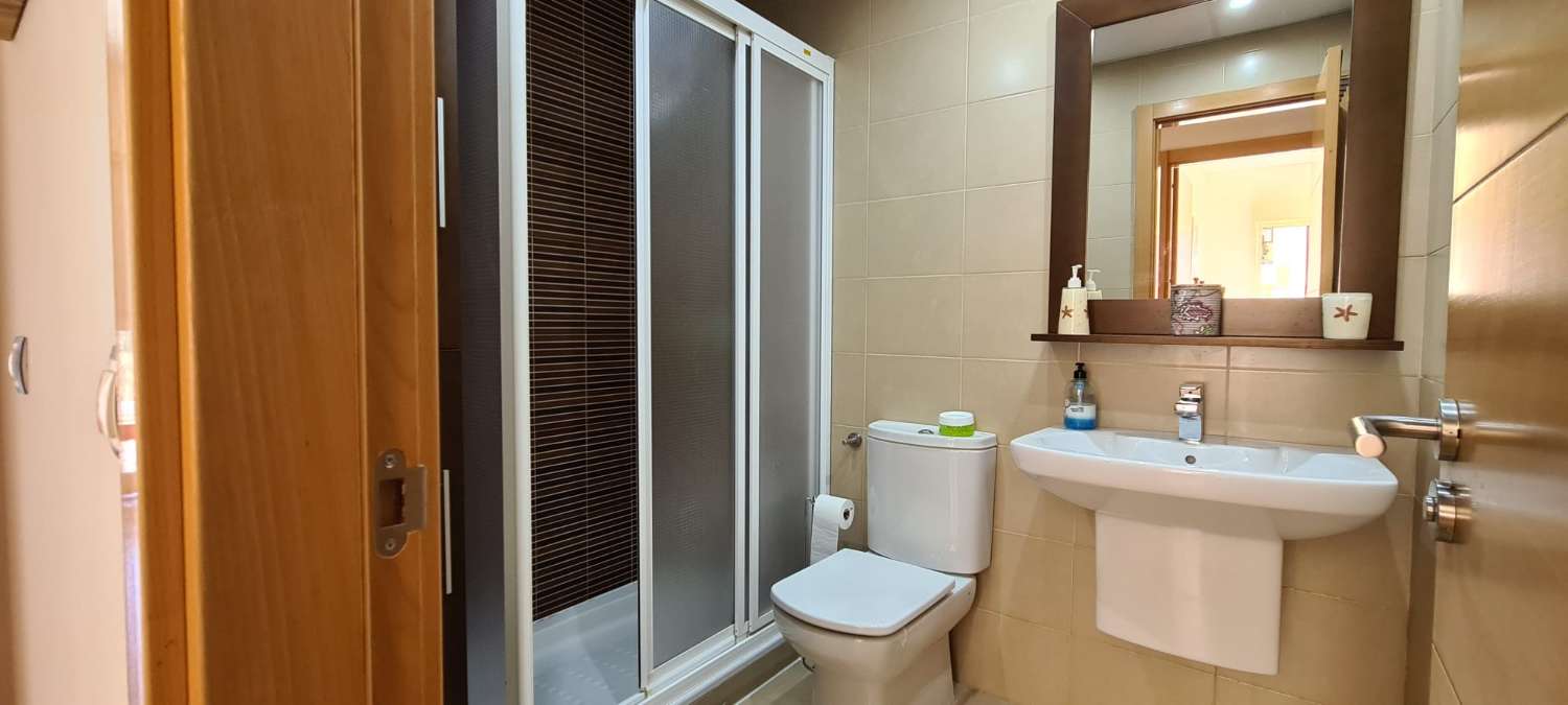 Apartamento tres dormitorios, en residencial con piscina. Muy buenas vistas. Disponible para invierno