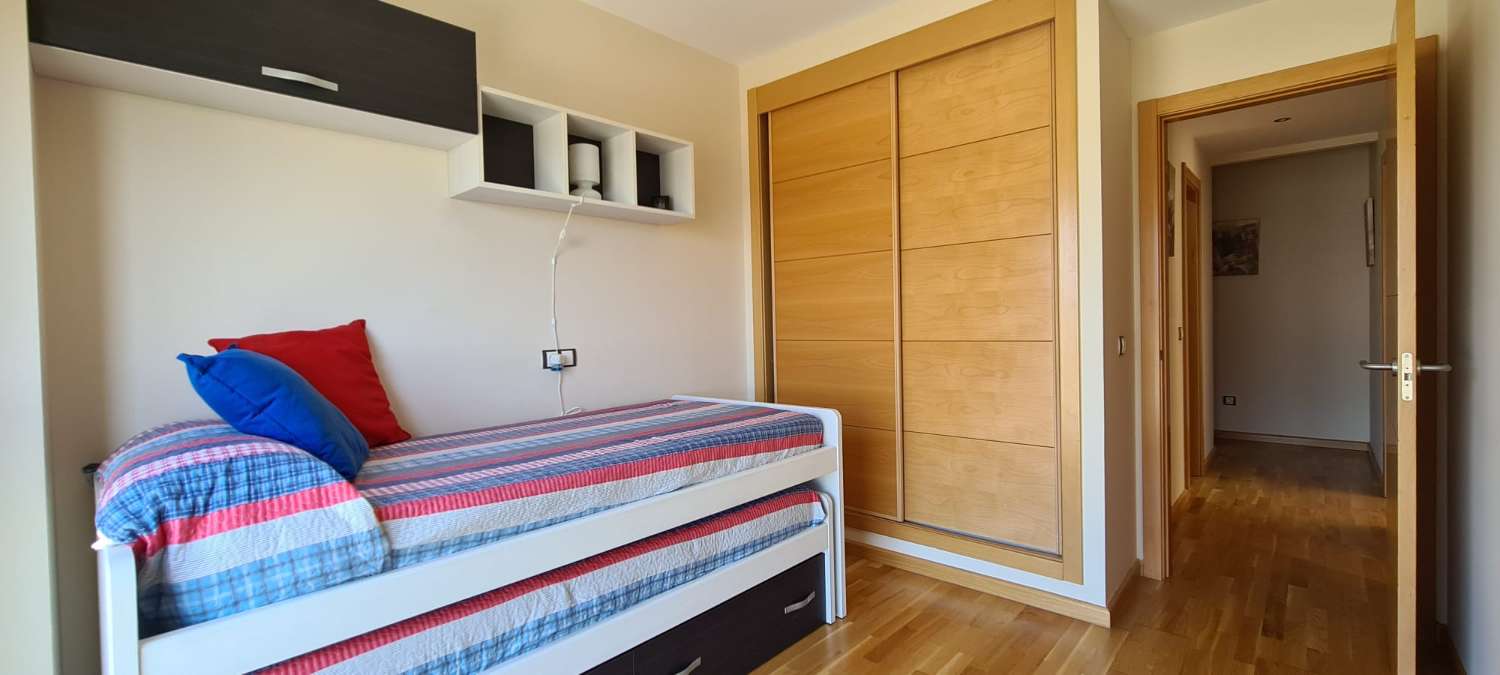 Apartamento tres dormitorios, en residencial con piscina. Muy buenas vistas. Disponible para invierno