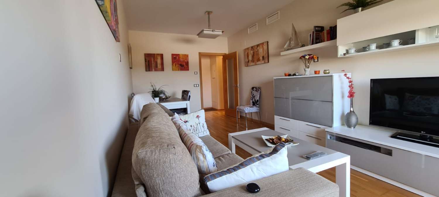 Apartamento tres dormitorios, en residencial con piscina. Muy buenas vistas. Disponible para invierno