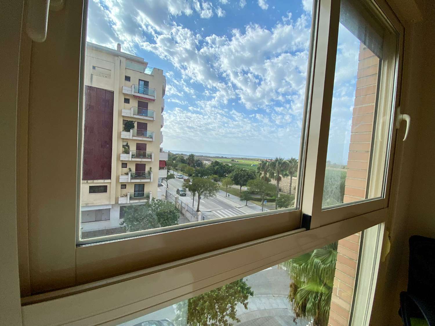 Apartamento tres dormitorios, en residencial con piscina. Muy buenas vistas. Disponible para invierno