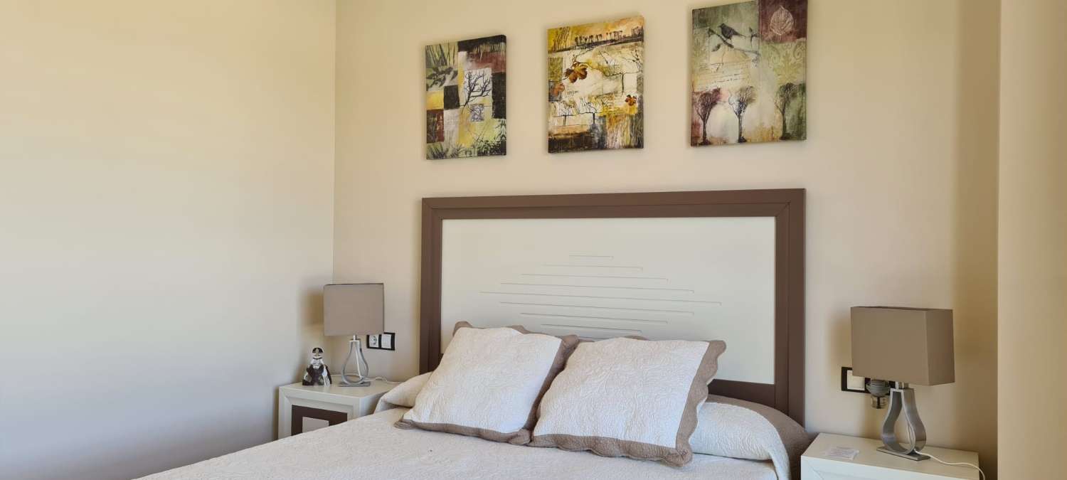 Apartamento tres dormitorios, en residencial con piscina. Muy buenas vistas. Disponible para invierno