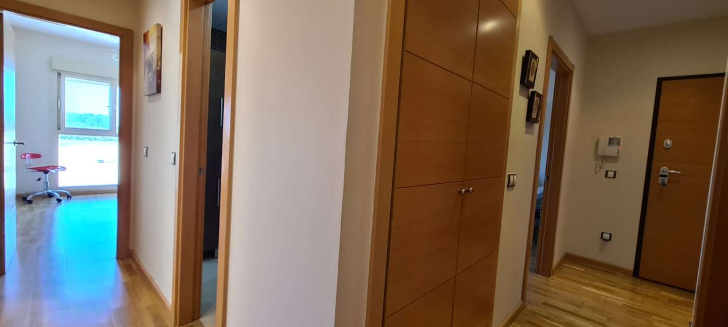 Appartement de trois chambres, dans résidence avec piscine. Très bonnes vues. disponible pour l&#39;hiver