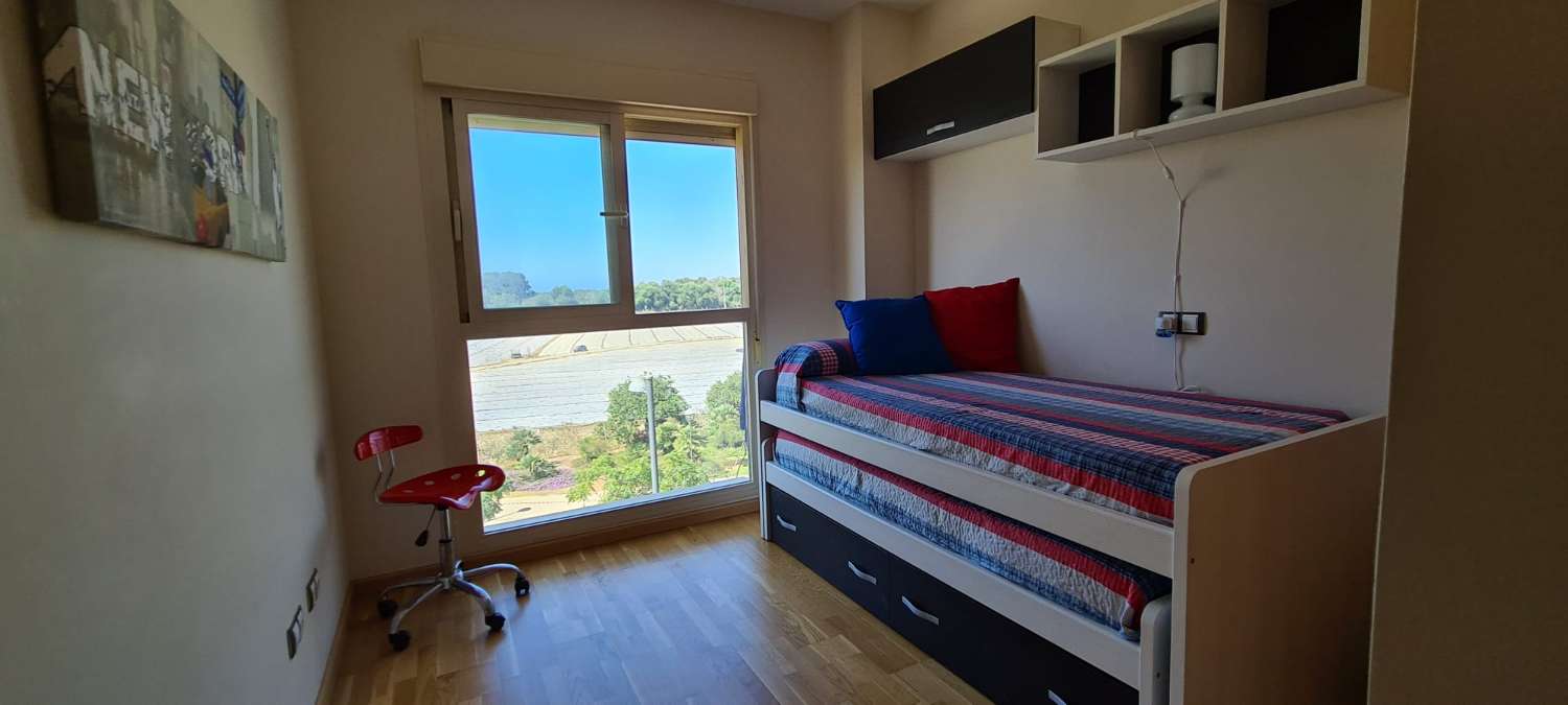 Apartamento tres dormitorios, en residencial con piscina. Muy buenas vistas. Disponible para invierno