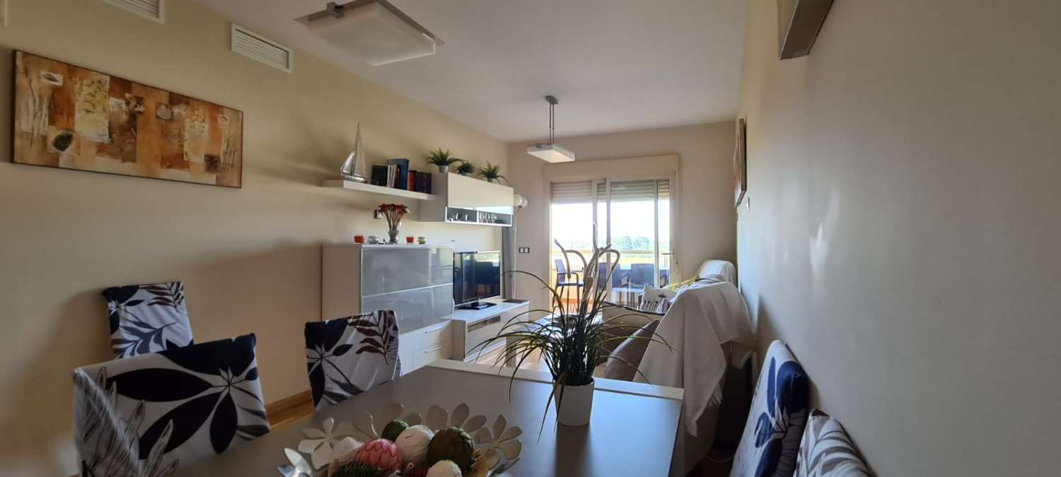 Apartamento tres dormitorios, en residencial con piscina. Muy buenas vistas. Disponible para invierno