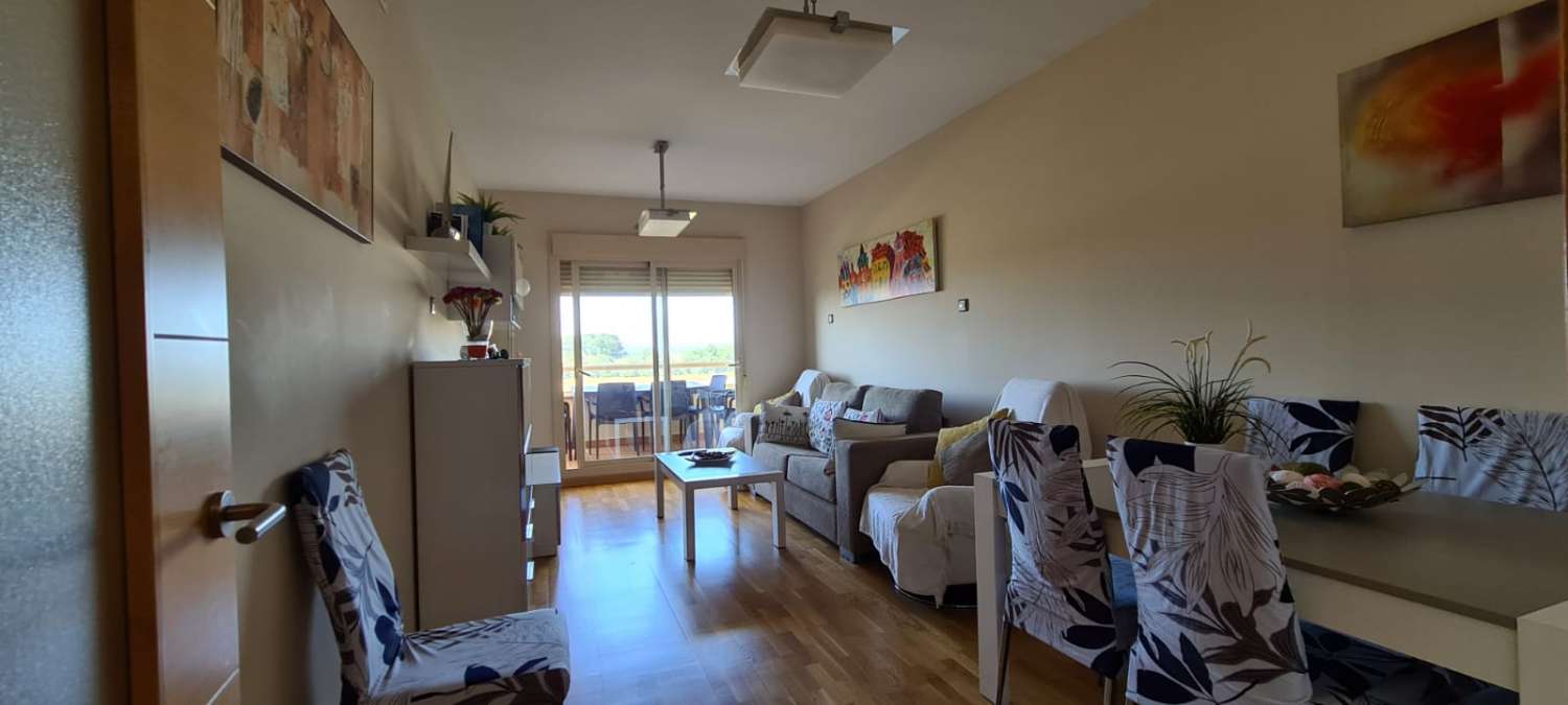 Apartamento tres dormitorios, en residencial con piscina. Muy buenas vistas. Disponible para invierno