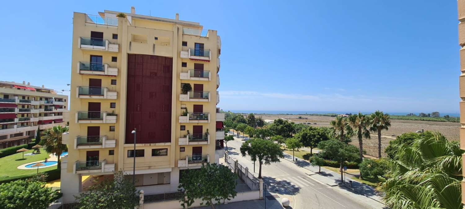 Apartamento tres dormitorios, en residencial con piscina. Muy buenas vistas. Disponible para invierno