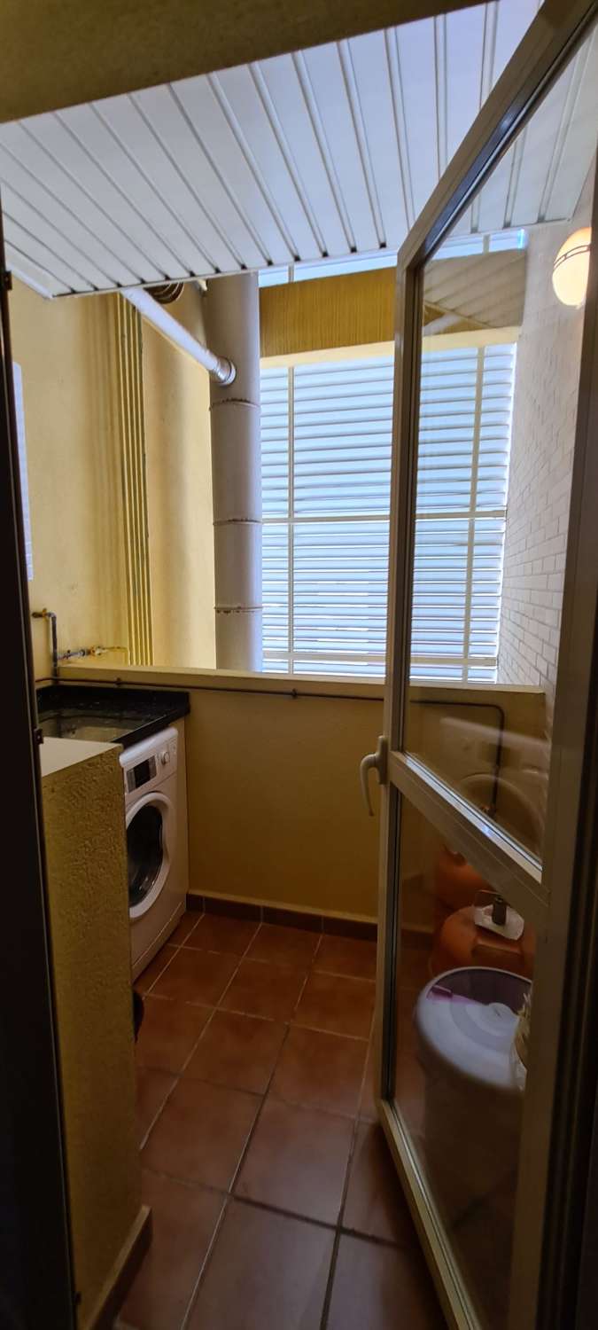 Appartement de trois chambres, dans résidence avec piscine. Très bonnes vues. disponible pour l&#39;hiver