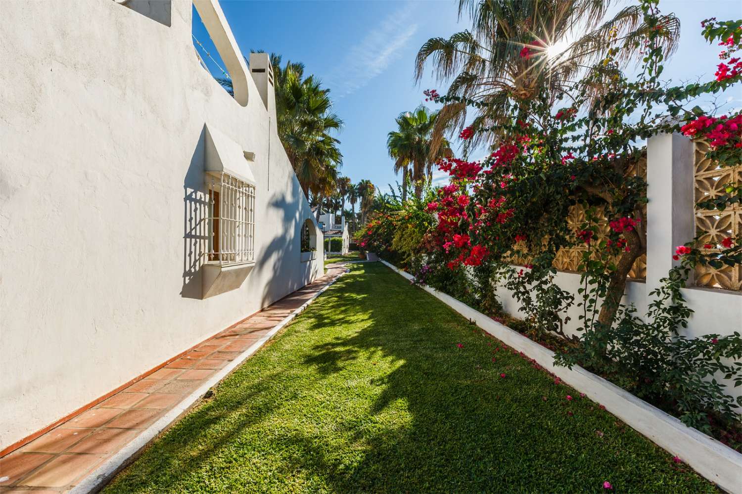 Maravillosa casa adosada en venta en Primera línea de Playa en Torre del Mar, Málaga Costa del Sol