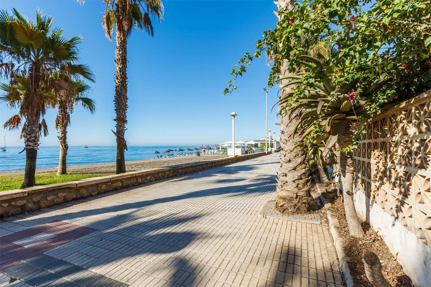 Maravillosa casa adosada en venta en Primera línea de Playa en Torre del Mar, Málaga Costa del Sol