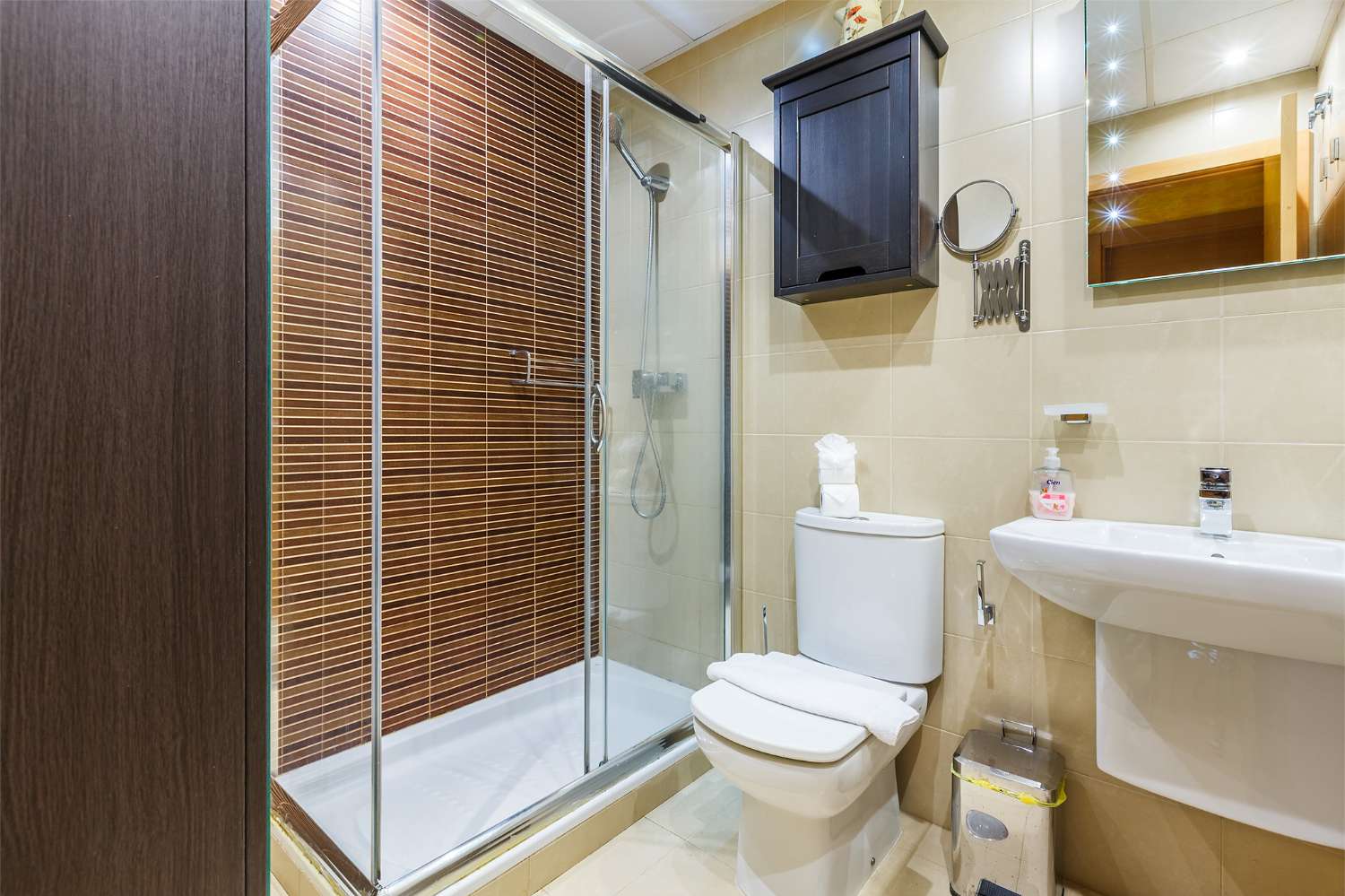 Appartement de trois chambres, dans résidence avec piscine. Très bonnes vues. Disponible pour l'hiver