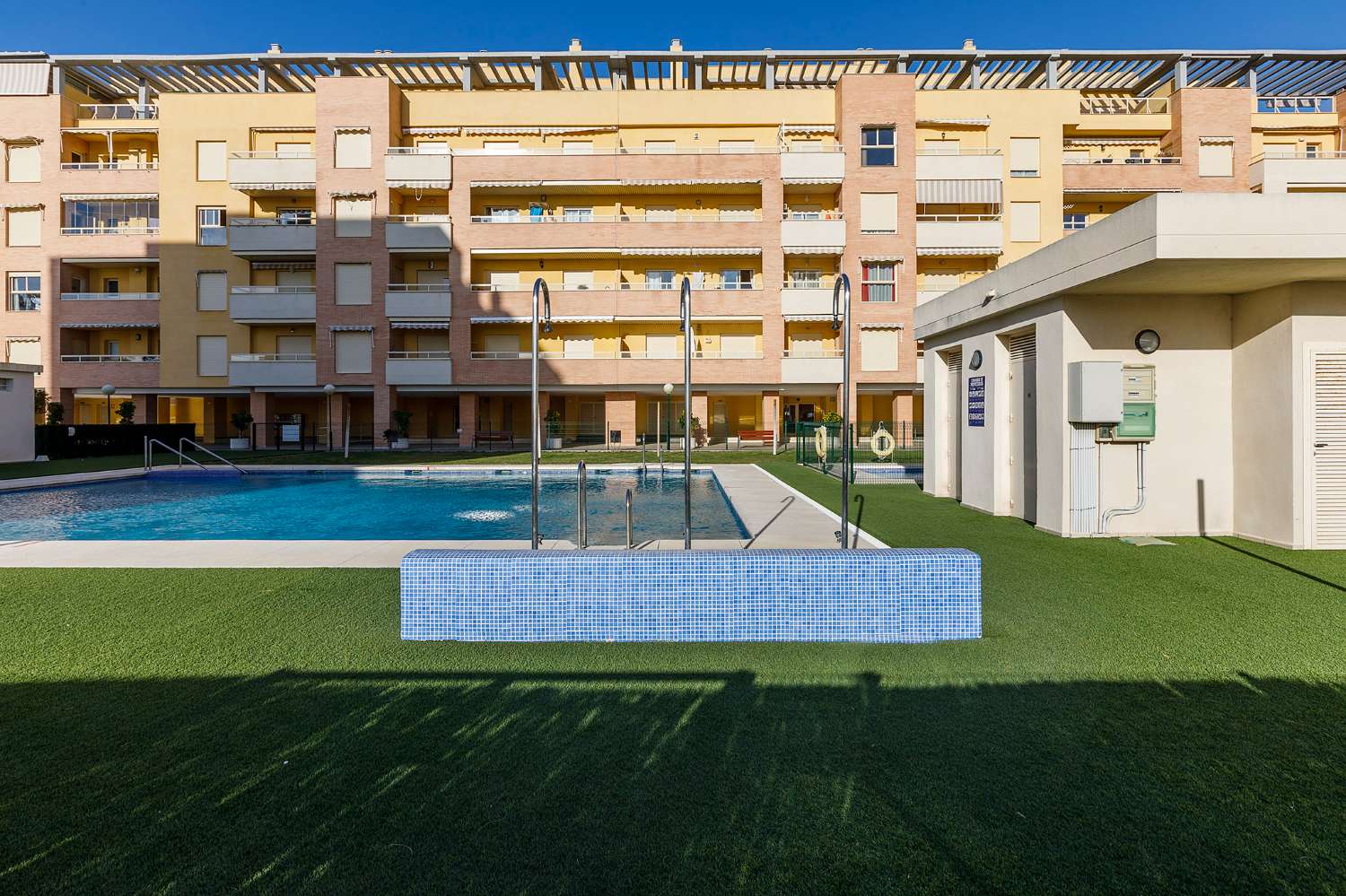 Appartement de trois chambres, dans résidence avec piscine. Très bonnes vues. Disponible pour l'hiver