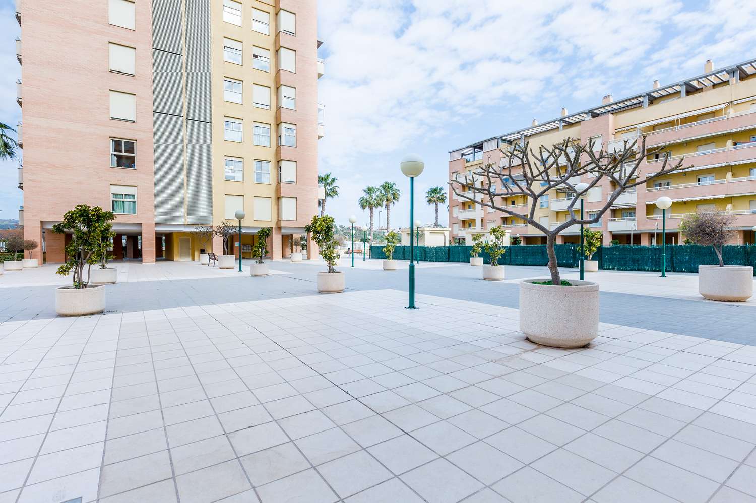 Appartement de trois chambres, dans résidence avec piscine. Très bonnes vues. Disponible pour l'hiver