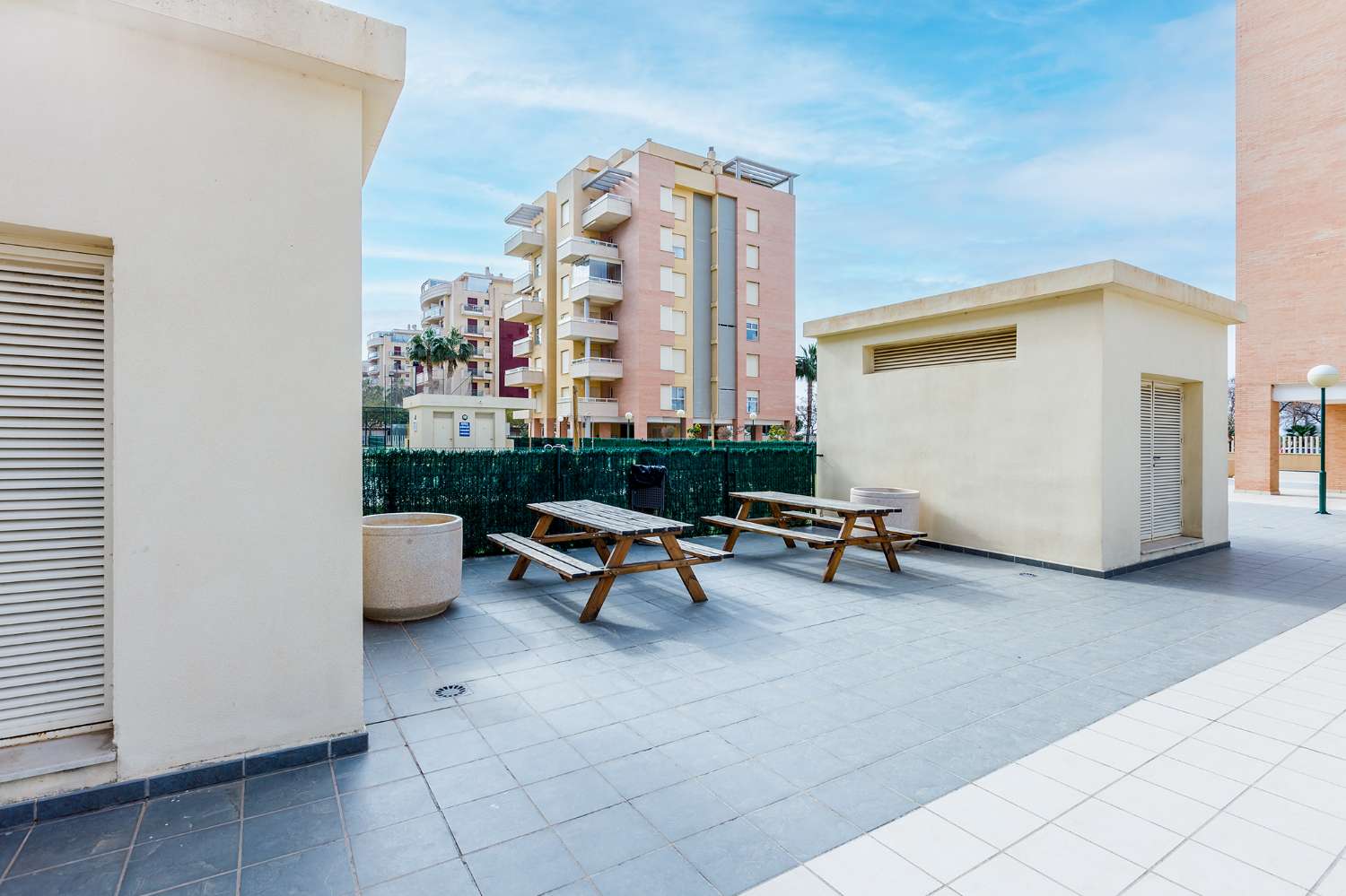 Apartment mit drei Schlafzimmern, in Wohnanlage mit Pool. Sehr gute Aussicht. Erhältlich für den Winter