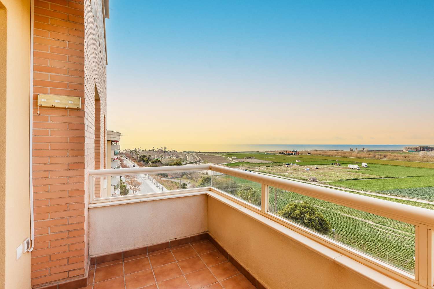 Apartamento tres dormitorios, en residencial con piscina. Muy buenas vistas. Disponible para invierno