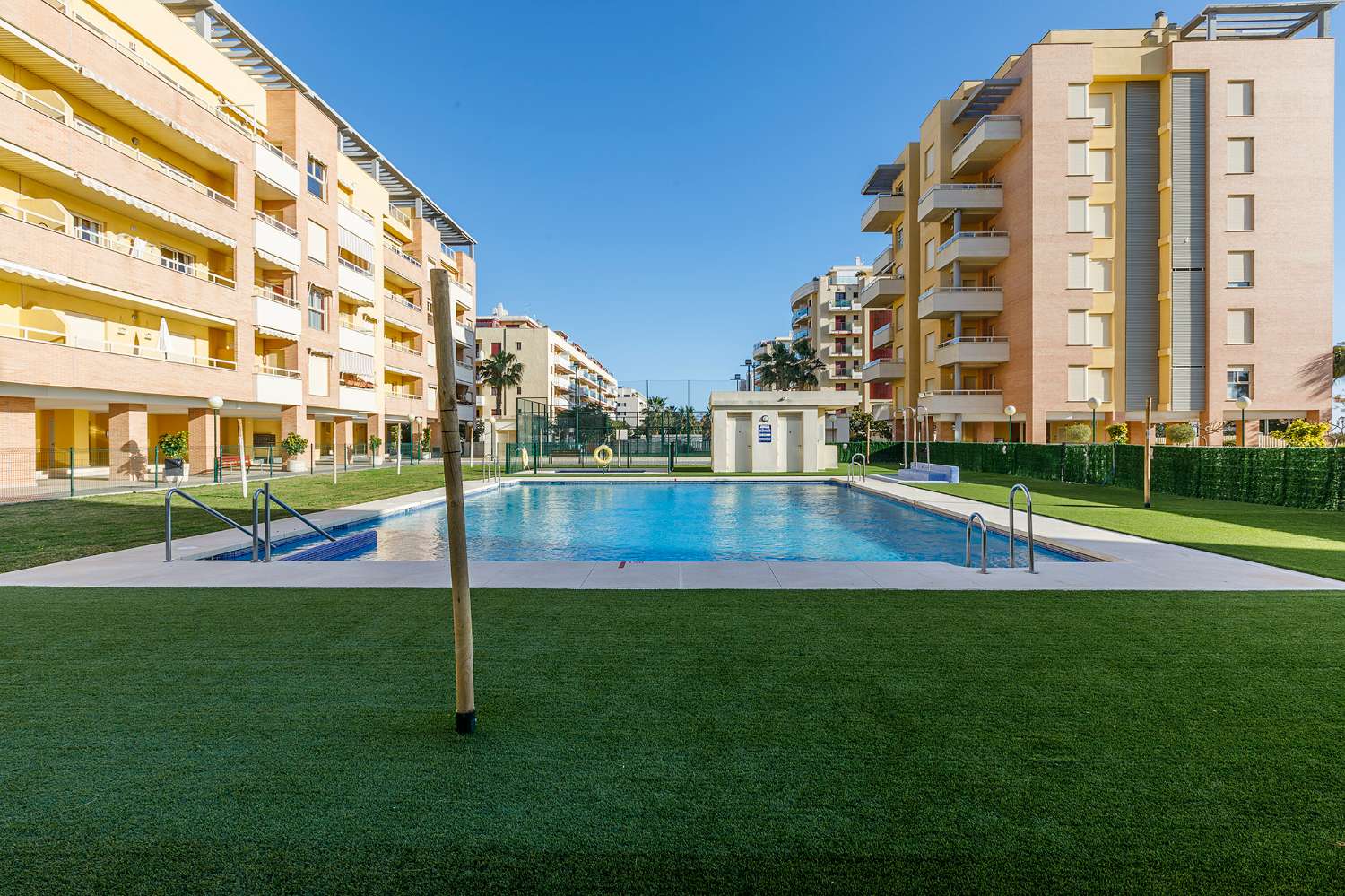 Apartment mit drei Schlafzimmern, in Wohnanlage mit Pool. Sehr gute Aussicht. Erhältlich für den Winter