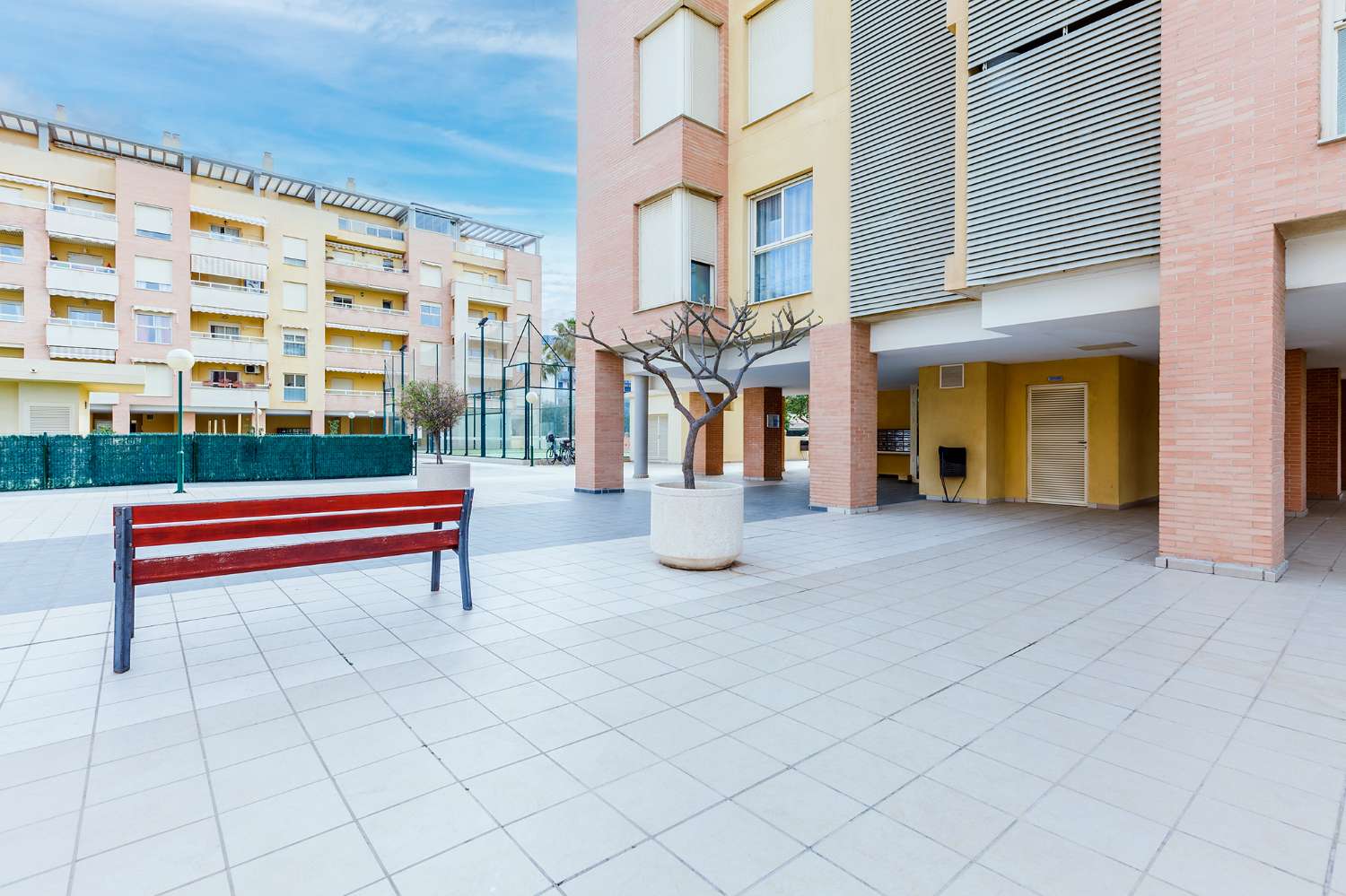 Apartment mit drei Schlafzimmern, in Wohnanlage mit Pool. Sehr gute Aussicht. Erhältlich für den Winter