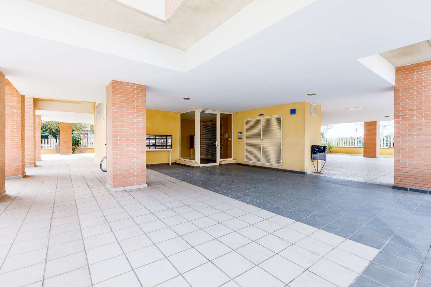 Appartement de trois chambres, dans résidence avec piscine. Très bonnes vues. Disponible pour l'hiver