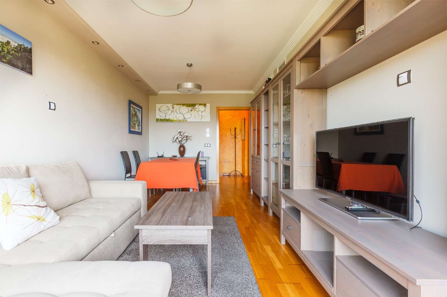 Appartement de trois chambres, dans résidence avec piscine. Très bonnes vues. Disponible pour l'hiver