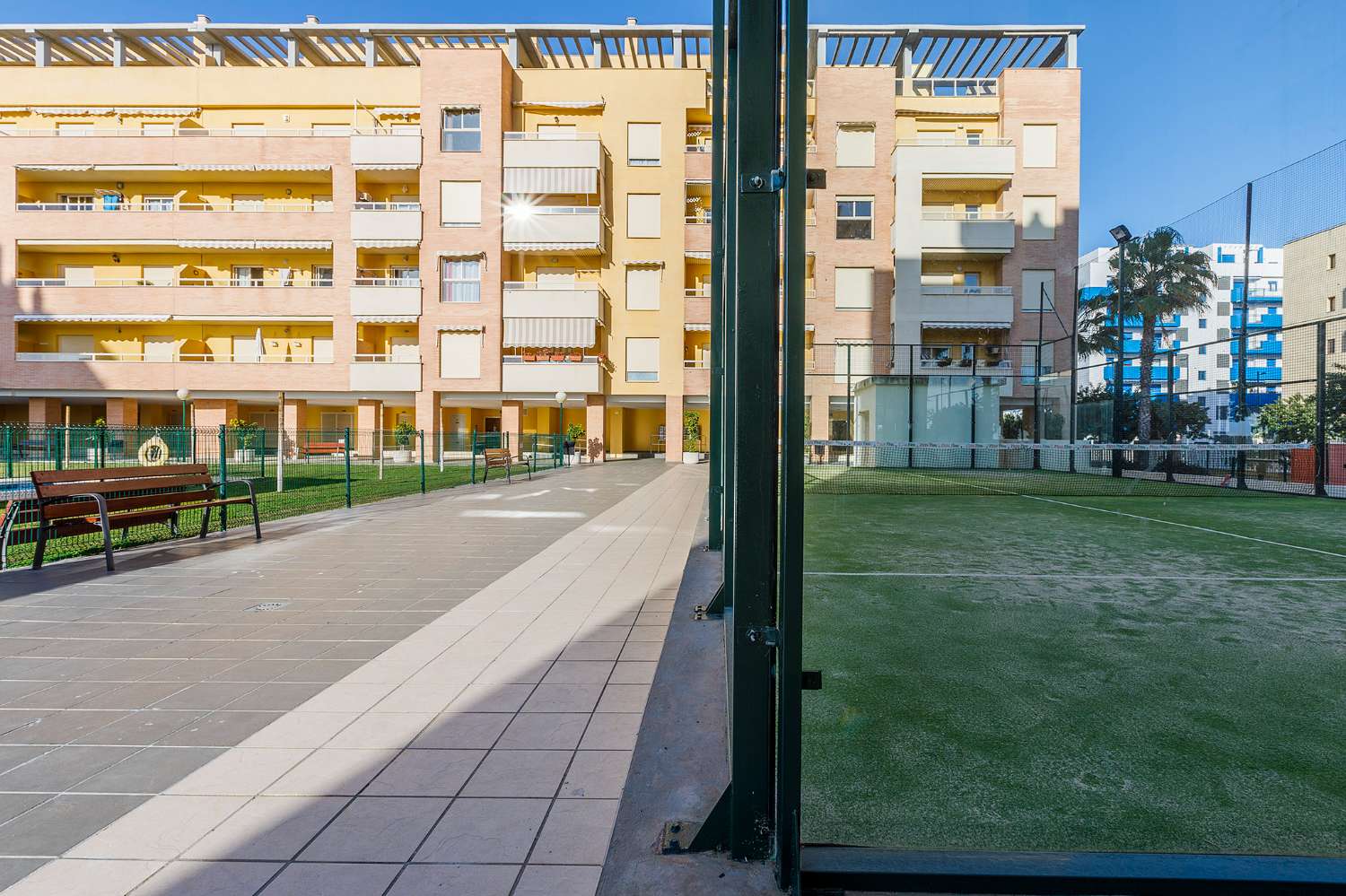 Appartement de trois chambres, dans résidence avec piscine. Très bonnes vues. Disponible pour l'hiver