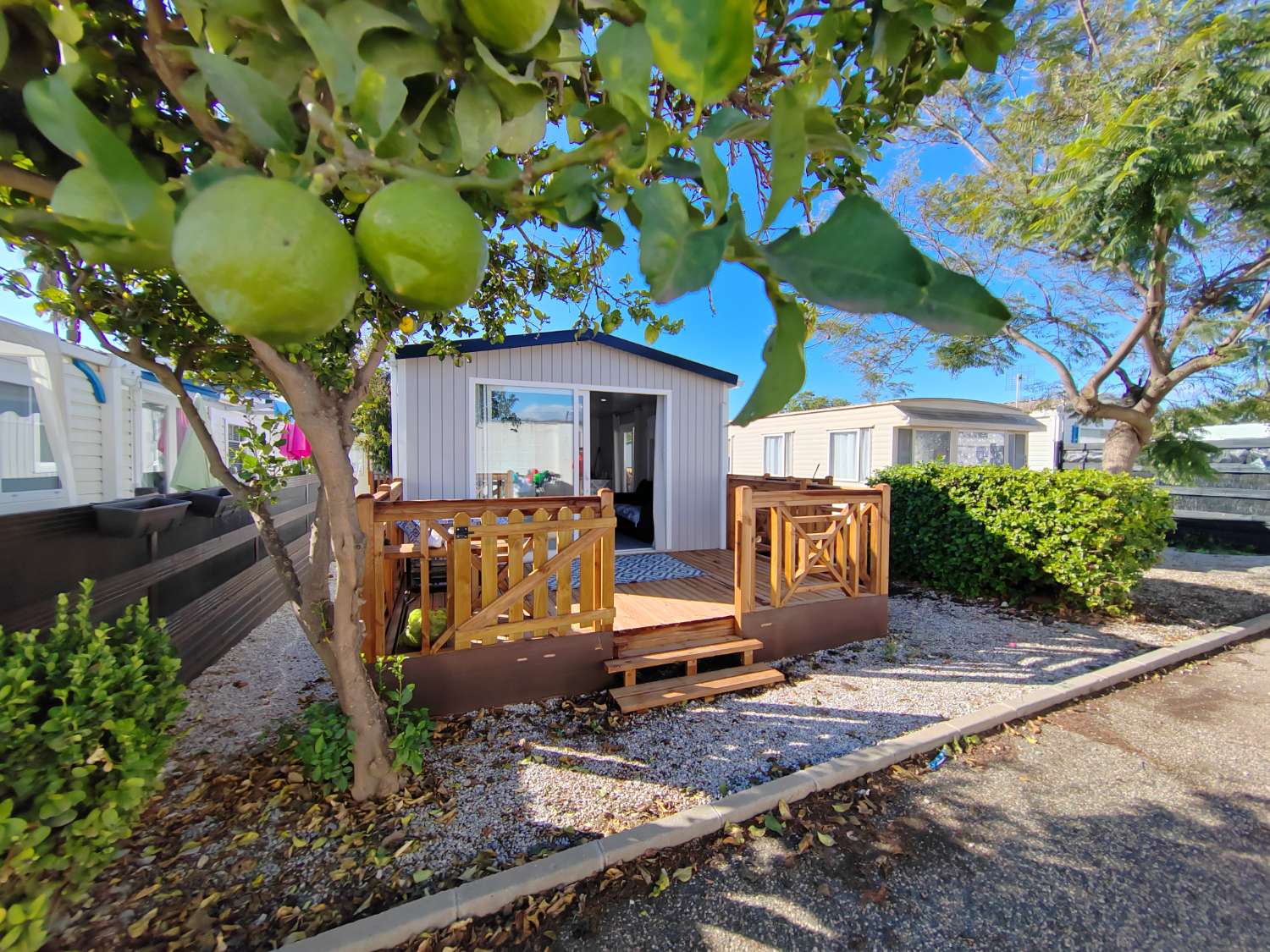 Moderna Casa Prefabricada en Camping Valle Niza