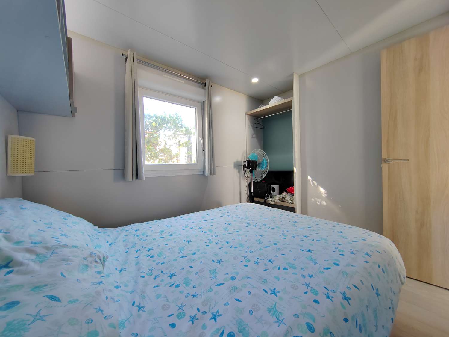 Moderna Casa Prefabricada en Camping Valle Niza