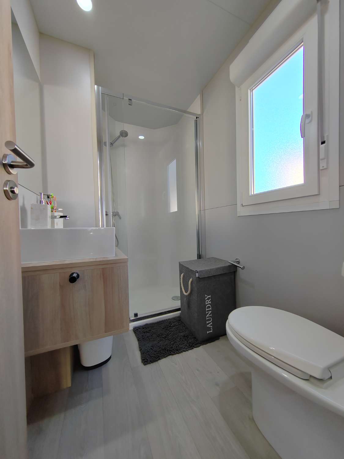 Moderna Casa Prefabricada en Camping Valle Niza