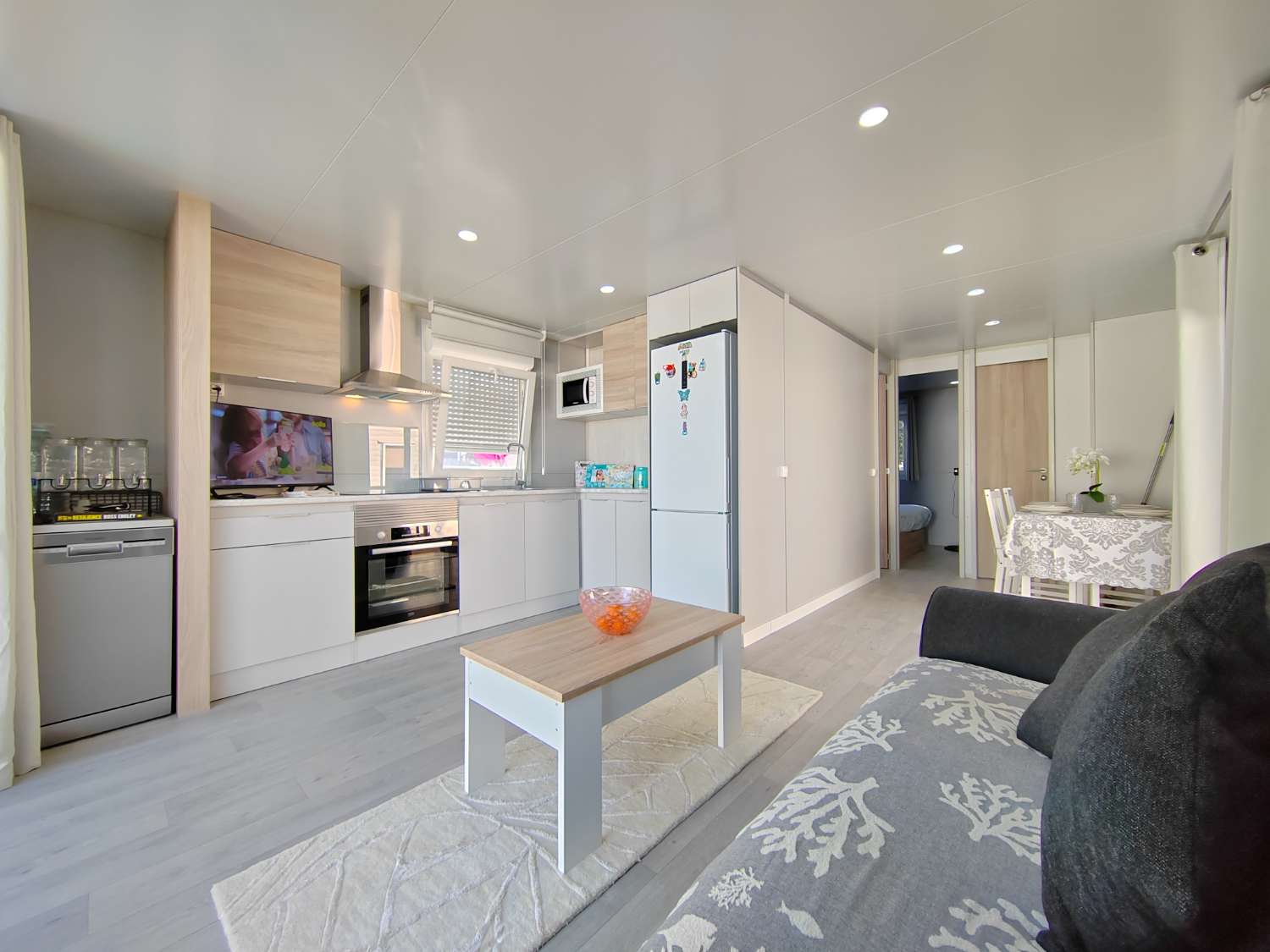 Moderna Casa Prefabricada en Camping Valle Niza