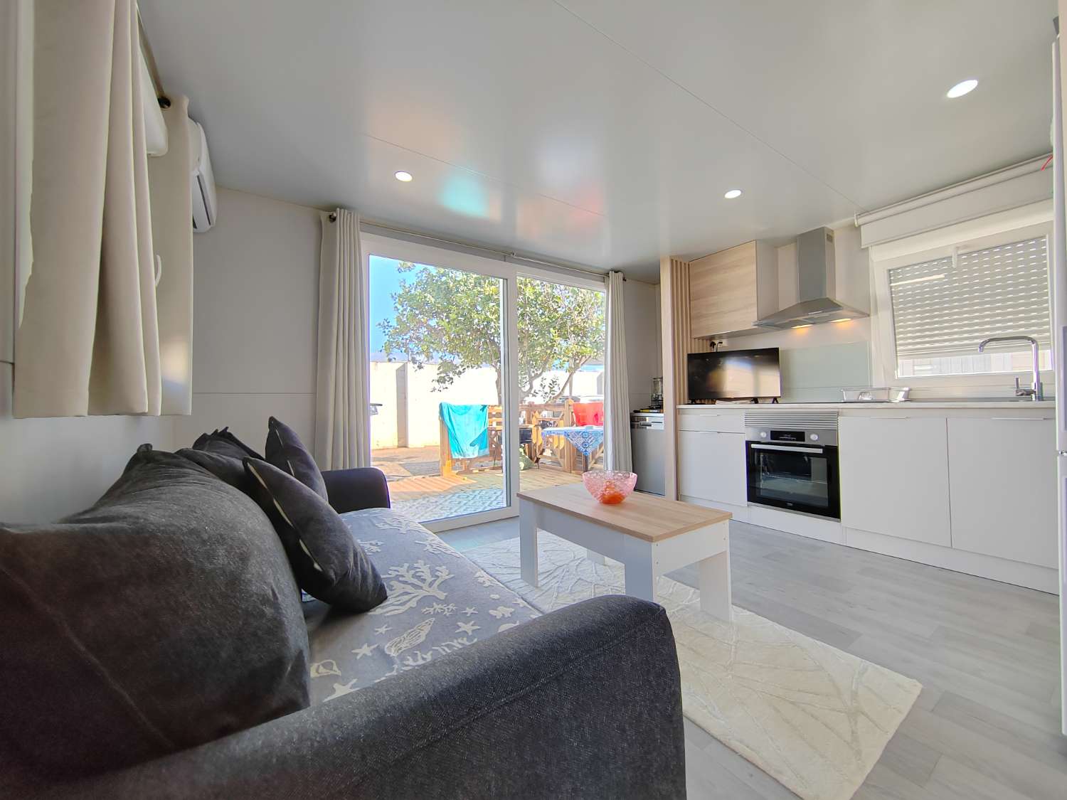 Moderna Casa Prefabricada en Camping Valle Niza