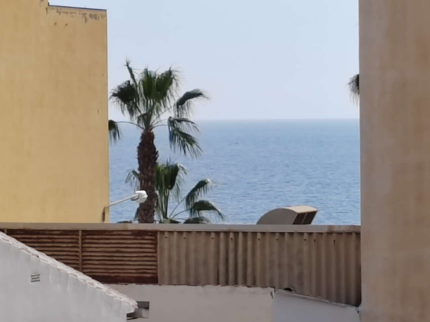 Vivienda Amplia y Luminosa a 50 Metros de la Playa – Caleta de Vélez