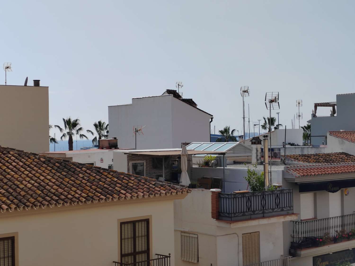 Vivienda Amplia y Luminosa a 50 Metros de la Playa – Caleta de Vélez