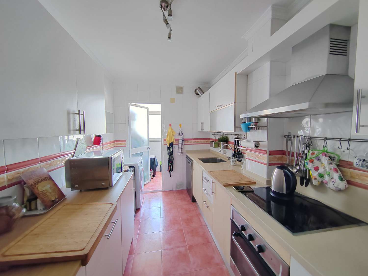 Vivienda Amplia y Luminosa a 50 Metros de la Playa – Caleta de Vélez
