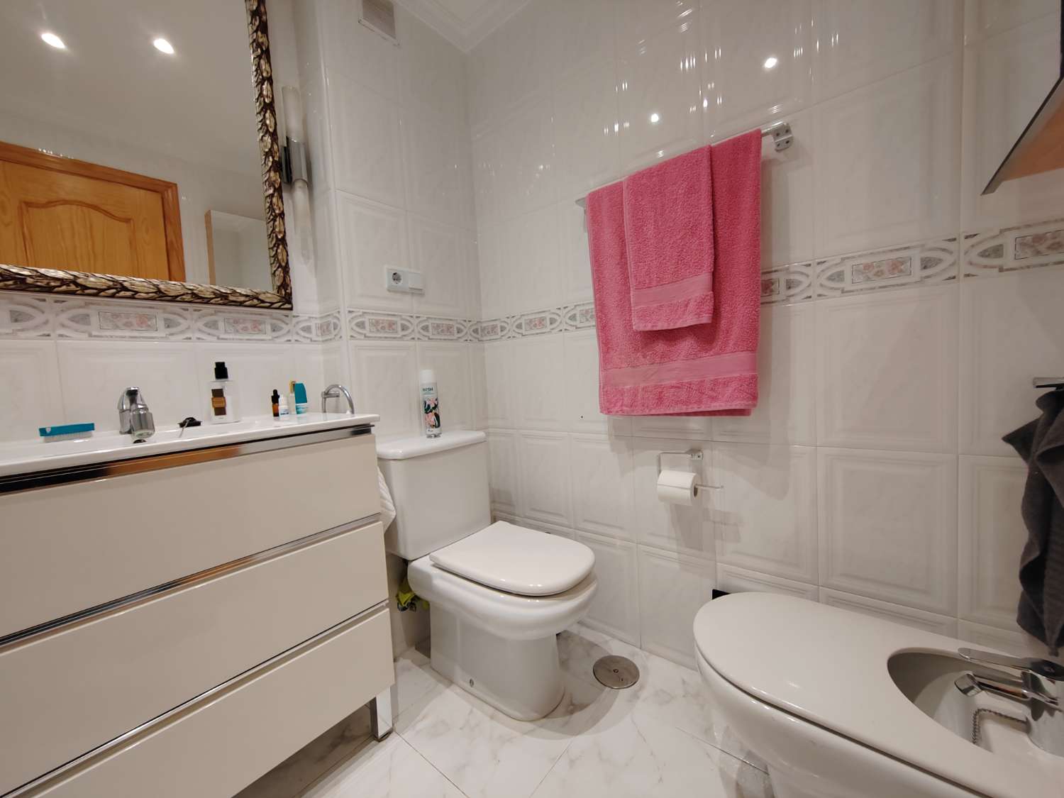 Vivienda Amplia y Luminosa a 50 Metros de la Playa – Caleta de Vélez
