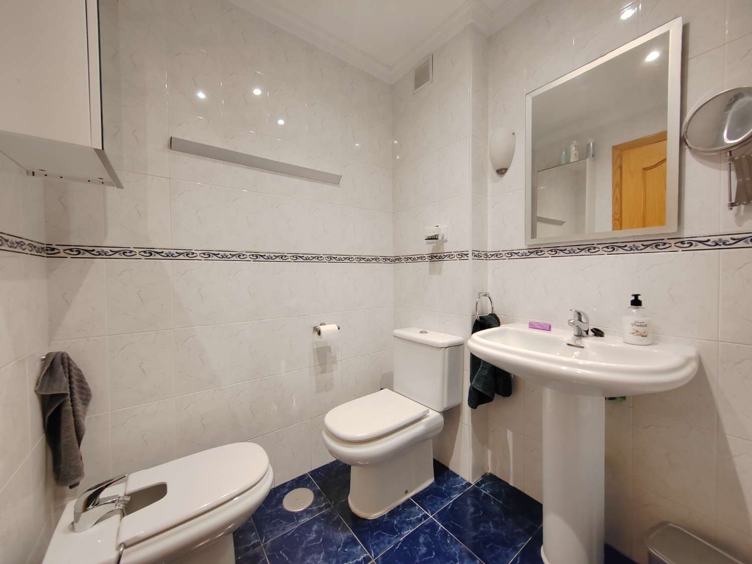 Vivienda Amplia y Luminosa a 50 Metros de la Playa – Caleta de Vélez