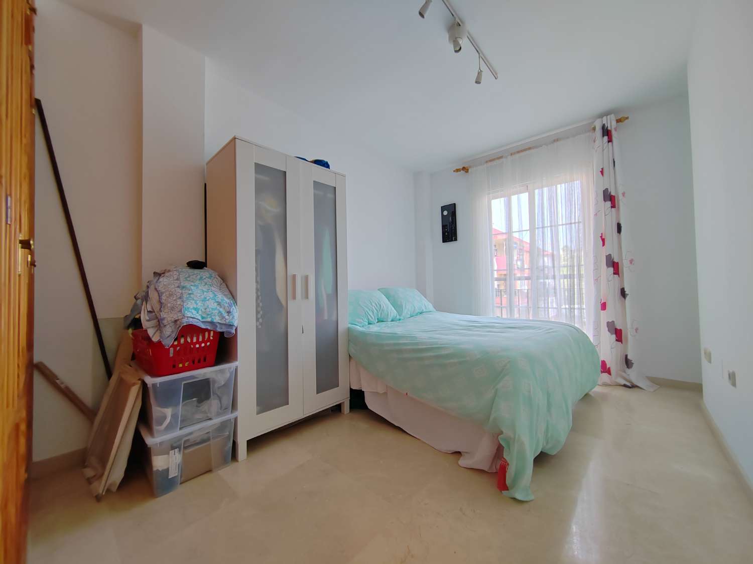 Vivienda Amplia y Luminosa a 50 Metros de la Playa – Caleta de Vélez