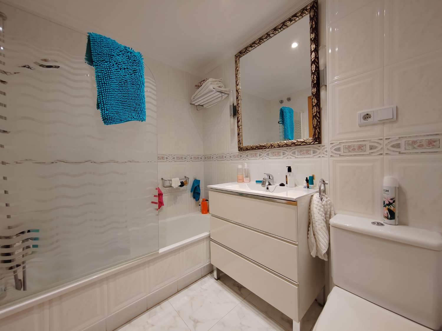 Vivienda Amplia y Luminosa a 50 Metros de la Playa – Caleta de Vélez