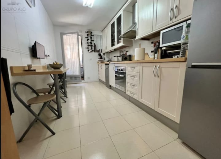 Spacious 3-bedroom home in La Azucarera area, just 7 minutes from the beach