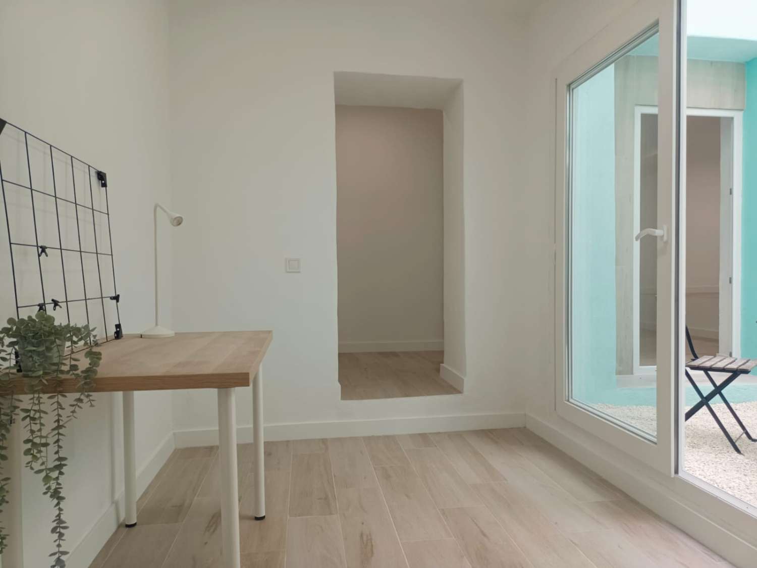 Appartement entièrement rénové avec jardin privé au cœur d’Algarrobo Pueblo – à seulement 3 km de la mer
