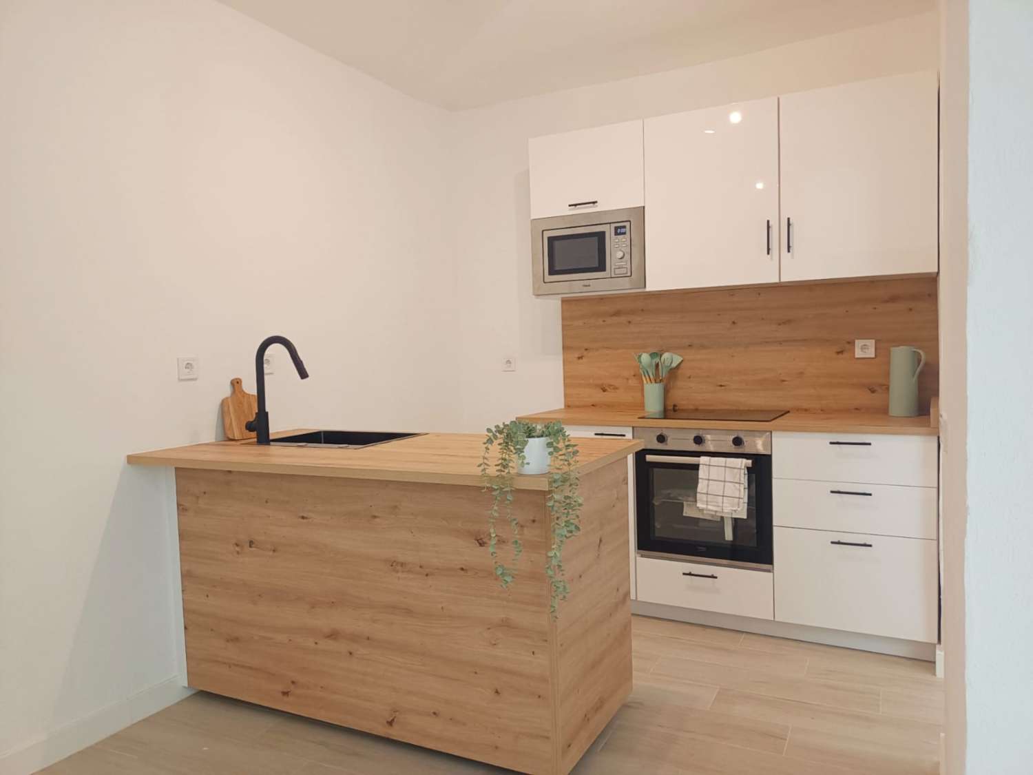 Appartement entièrement rénové avec jardin privé au cœur d’Algarrobo Pueblo – à seulement 3 km de la mer