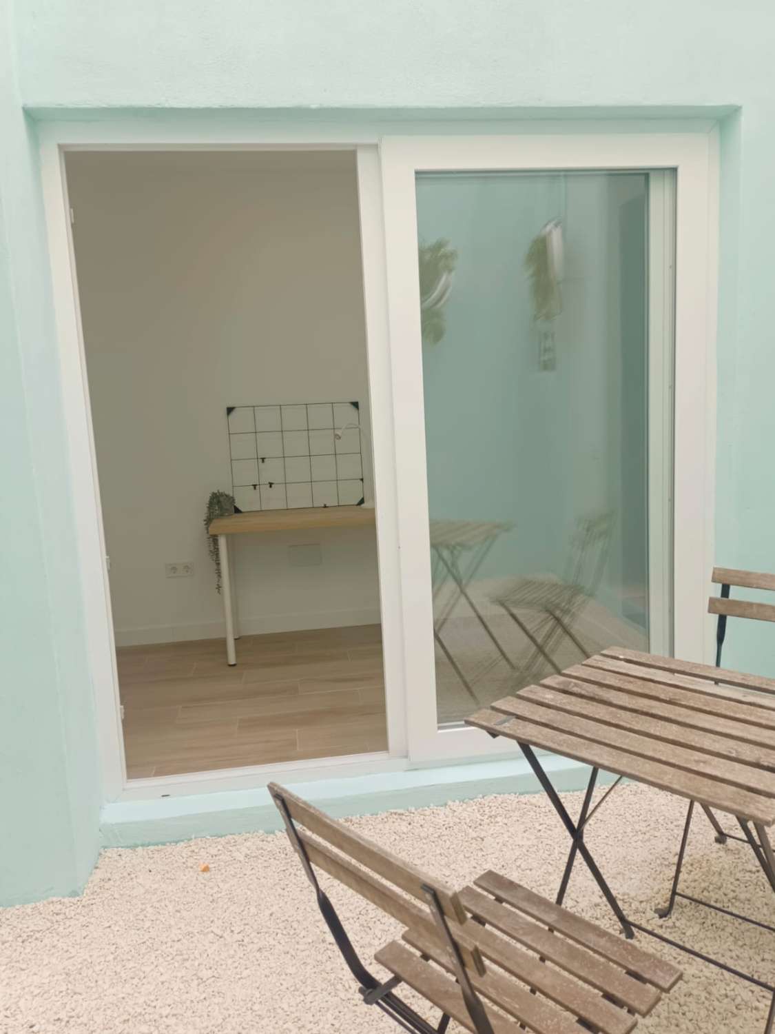 Appartement entièrement rénové avec jardin privé au cœur d’Algarrobo Pueblo – à seulement 3 km de la mer