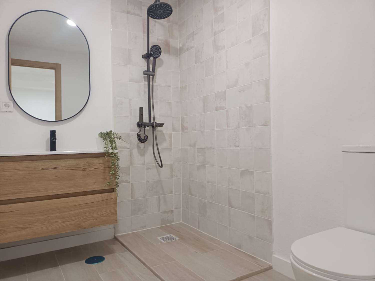 Appartement entièrement rénové avec jardin privé au cœur d’Algarrobo Pueblo – à seulement 3 km de la mer