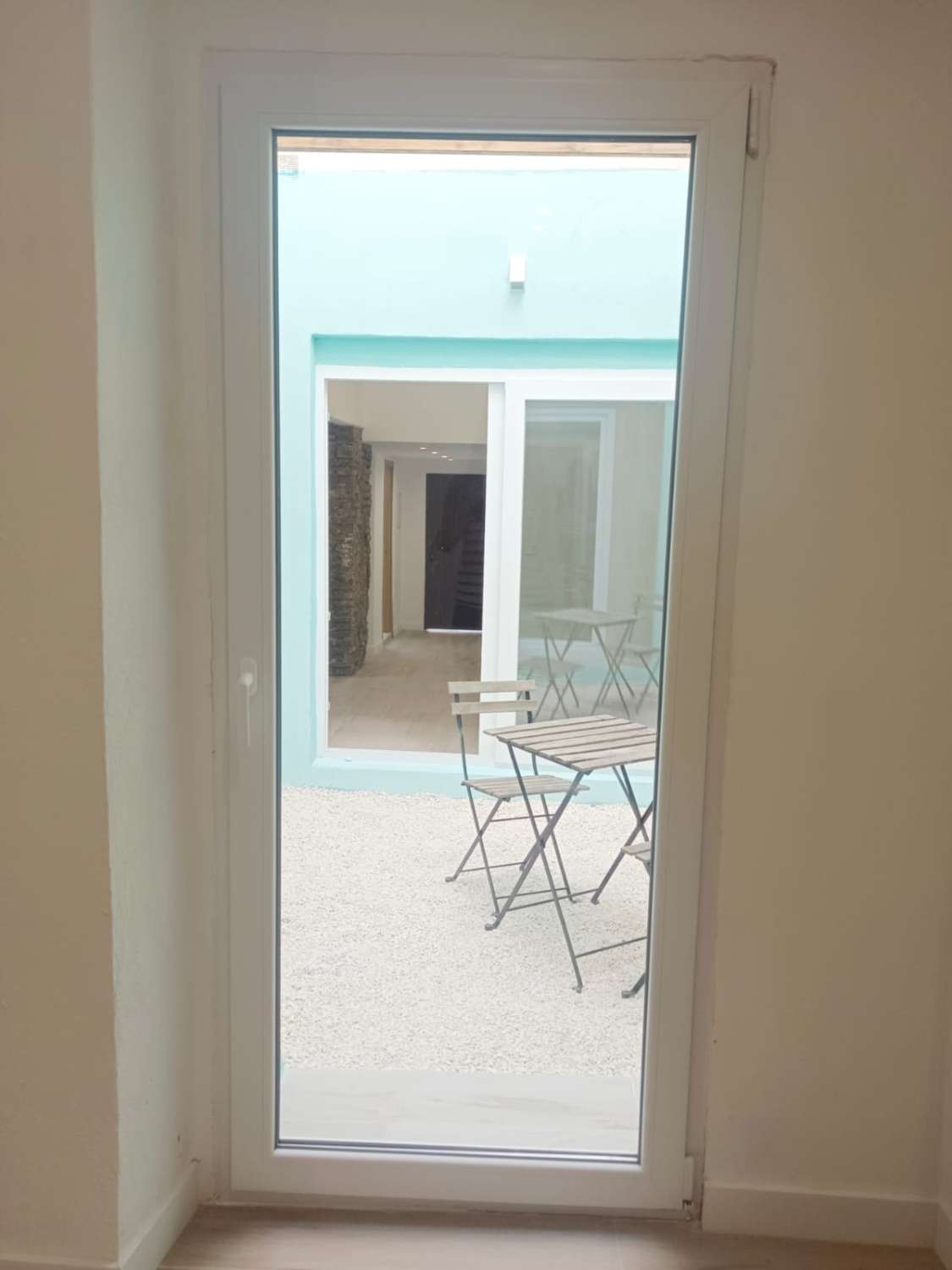 Appartement entièrement rénové avec jardin privé au cœur d’Algarrobo Pueblo – à seulement 3 km de la mer