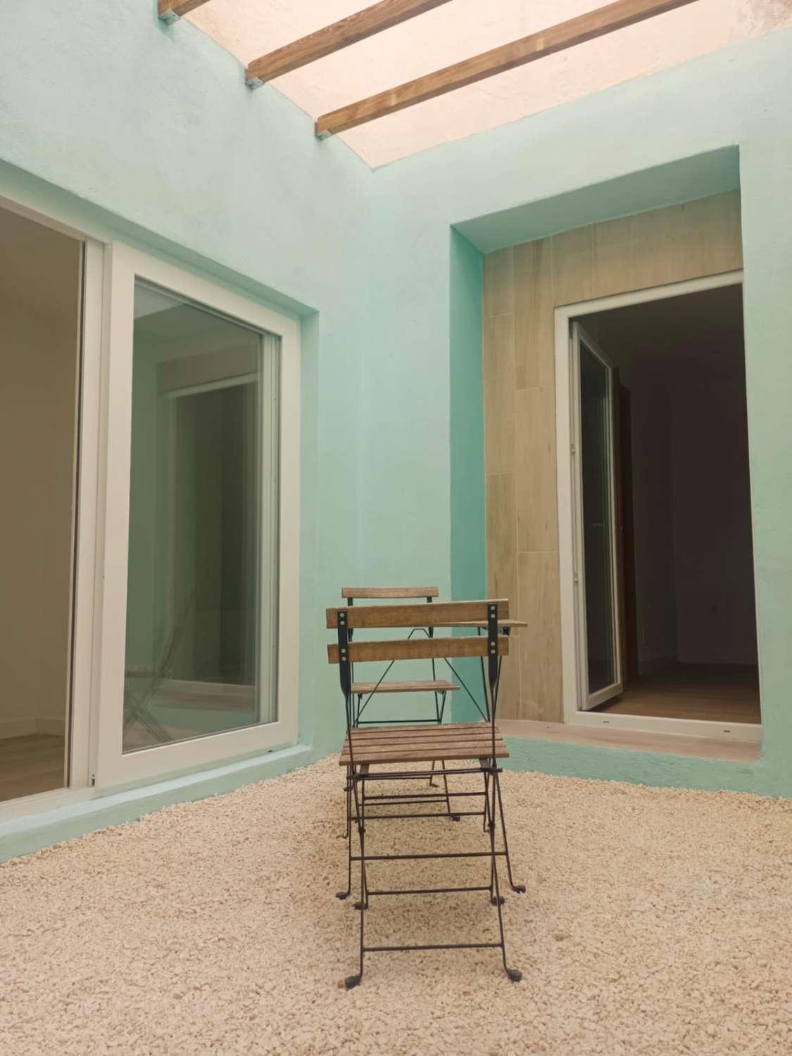 Appartement entièrement rénové avec jardin privé au cœur d’Algarrobo Pueblo – à seulement 3 km de la mer