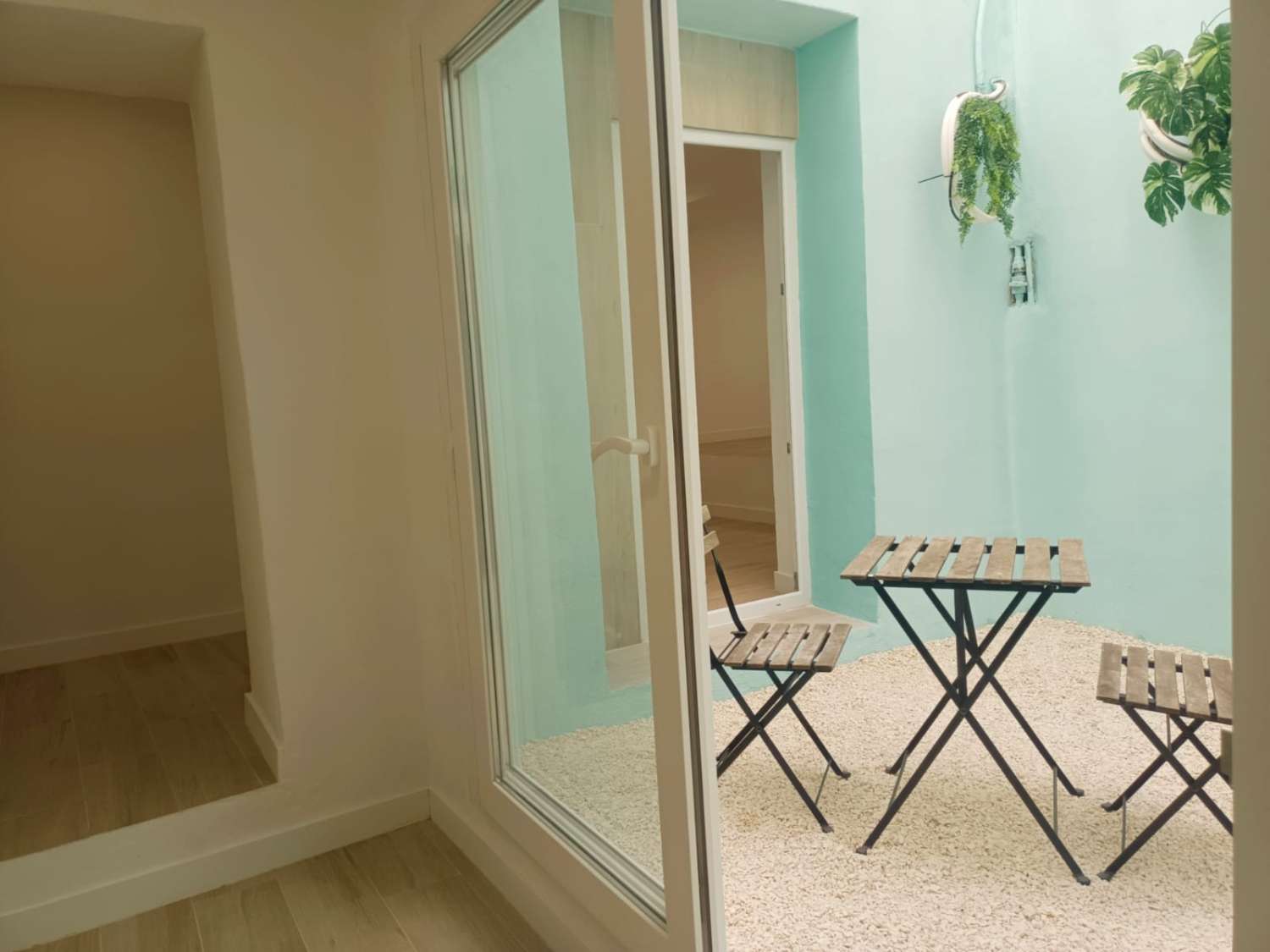 Appartement entièrement rénové avec jardin privé au cœur d’Algarrobo Pueblo – à seulement 3 km de la mer