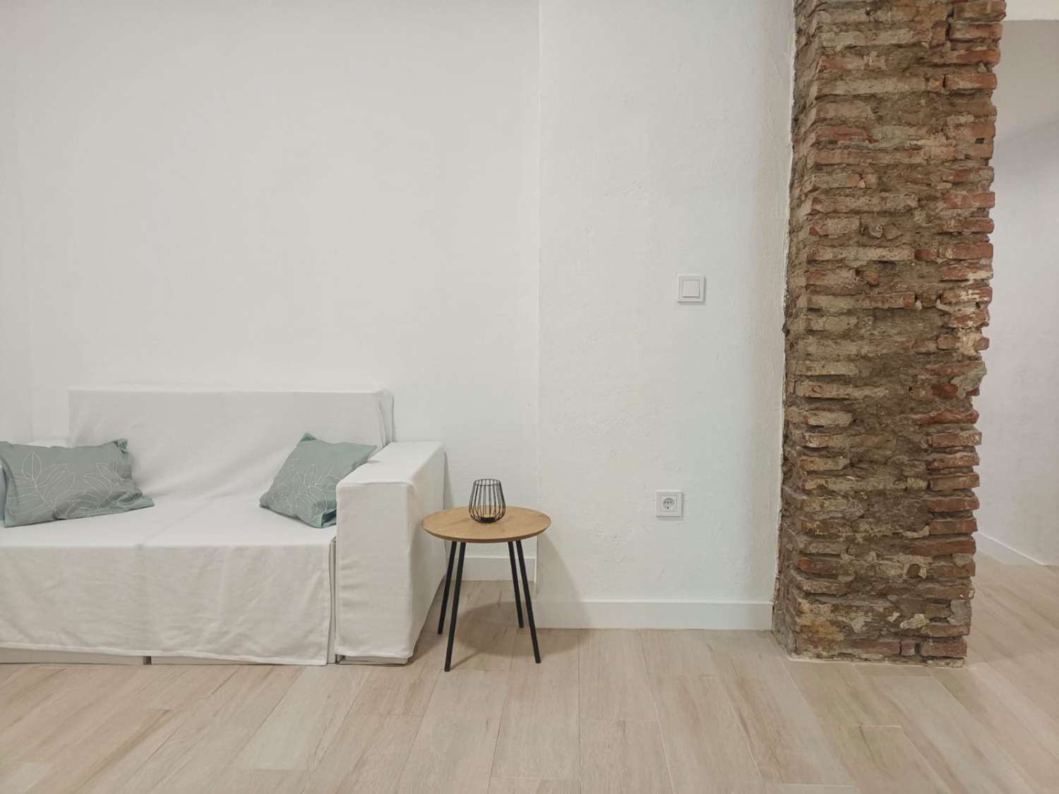 Appartement entièrement rénové avec jardin privé au cœur d’Algarrobo Pueblo – à seulement 3 km de la mer